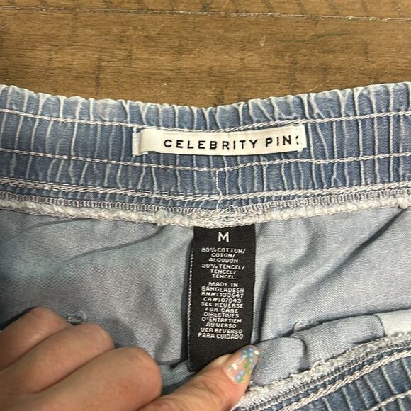 Celebrity Pink pull on jean shorts size medium - Picture 5 of 9